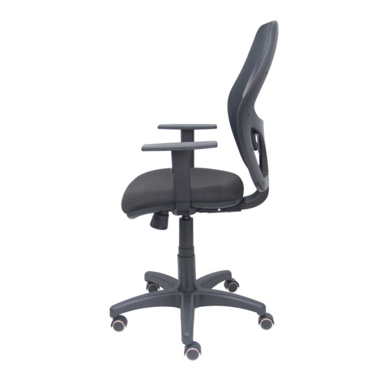 Silla Alocén malla negra asiento bali negro brazos regulables ruedas de parqué