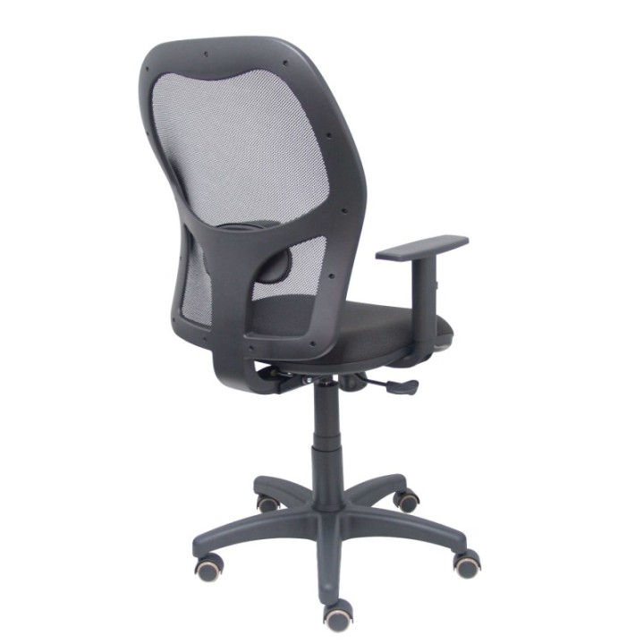 Silla Alocén malla negra asiento bali negro brazos regulables ruedas de parqué