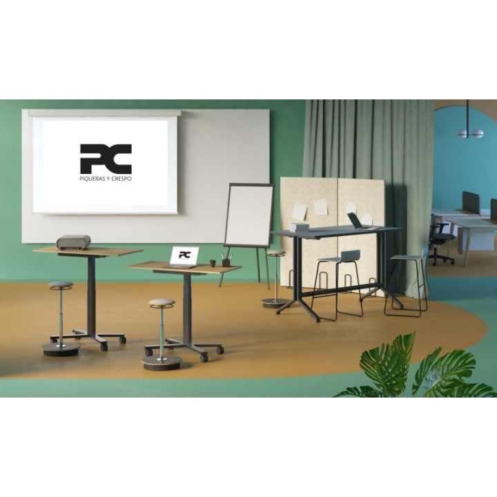 Mesa Griego regulable color roble, estructura blanca y ruedas.