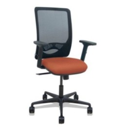 Silla Zulema sincro malla negra asiento bali marrón brazos 2D ruedas 65mm
