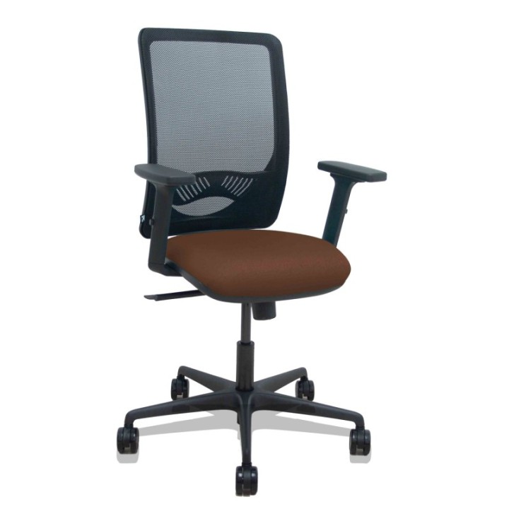 Silla Zulema sincro malla negra asiento bali marrón oscuro brazos 2D ruedas 65mm