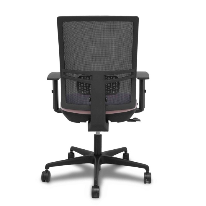 Silla Yunquera sincro malla negra bali rosa brazo regulable.