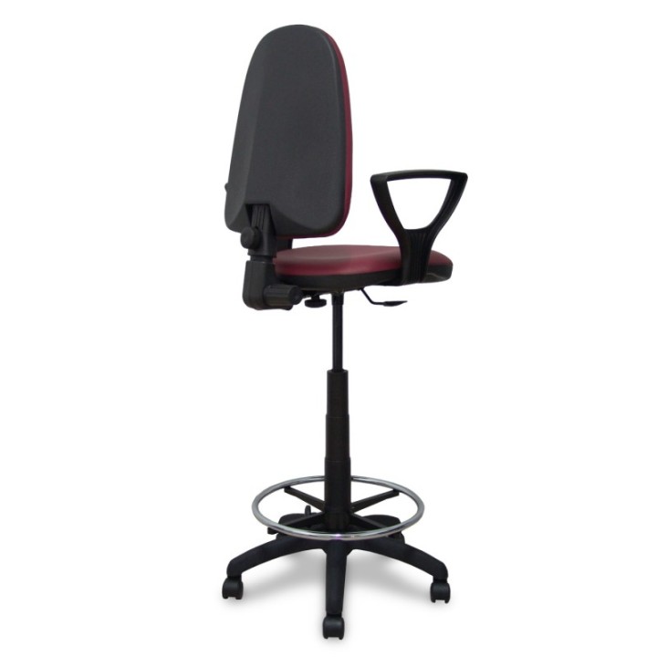 Taburete Aýna similpiel granate con brazos fijos