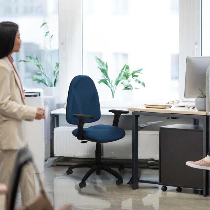 Algarra CP similpiel marrón brazos 2D base poliamida ruedas engomadas 50mm