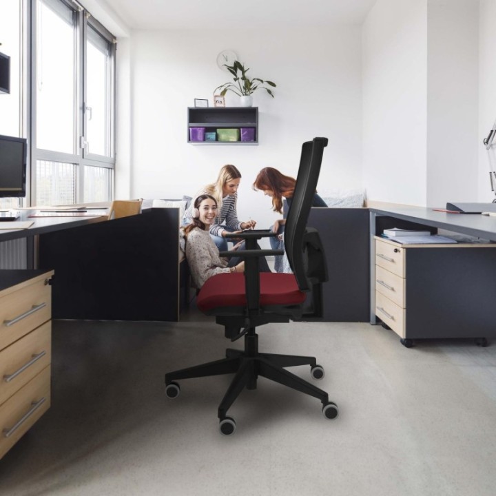 Horna sincro malla negra similpiel gris oscuro brazos 1D base piramidal  ruedas 65mm engomadas