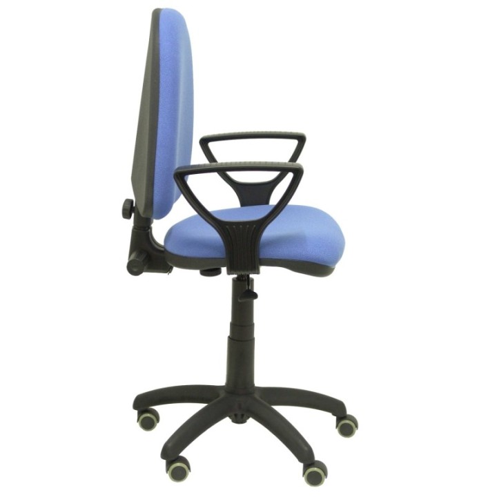 Silla Aýna bali azul claro brazos fijos ruedas de parqué