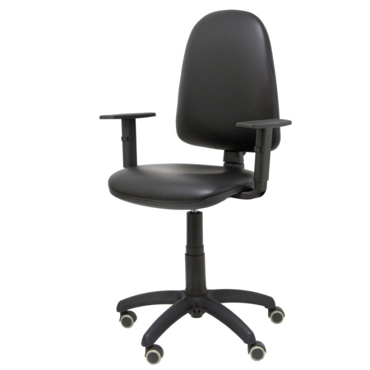 Silla Aýna similpiel negro con brazos regulables y ruedas parqué