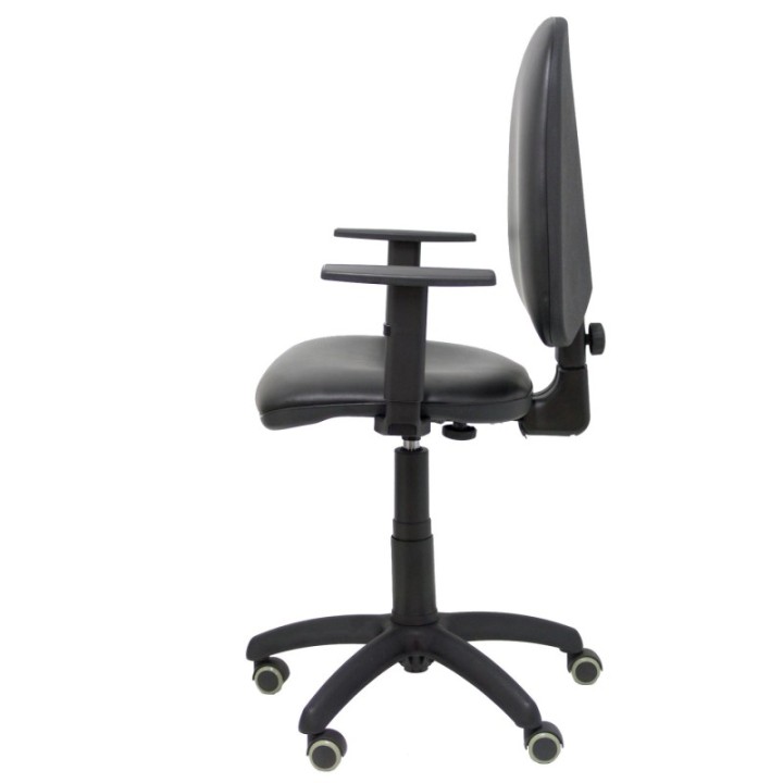 Silla Aýna similpiel negro con brazos regulables y ruedas parqué