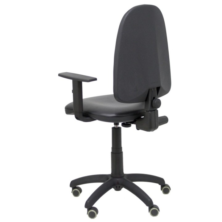 Silla Aýna similpiel negro con brazos regulables y ruedas parqué