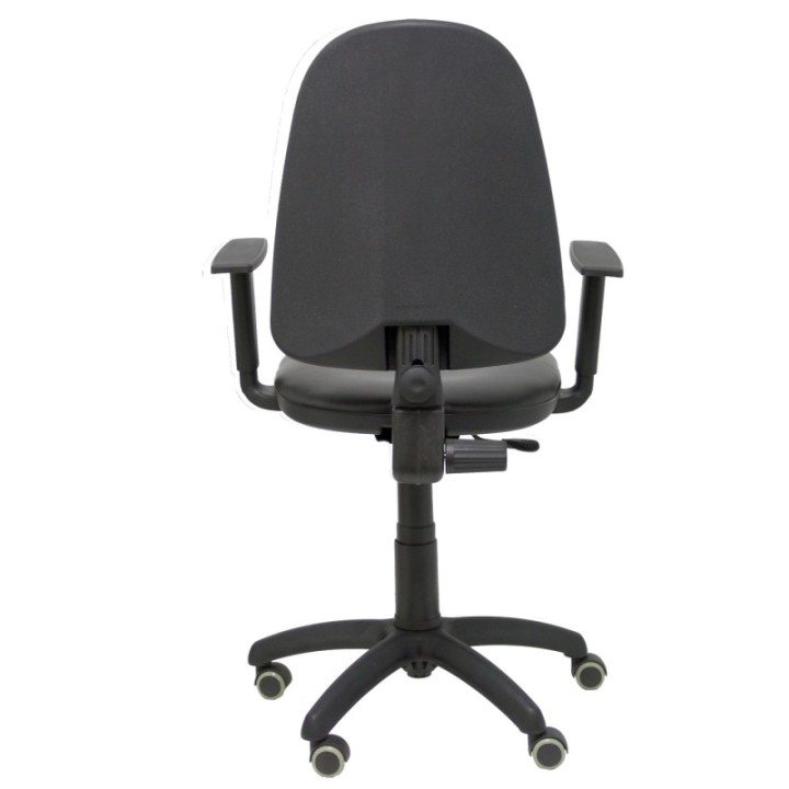 Silla Aýna similpiel negro con brazos regulables y ruedas parqué