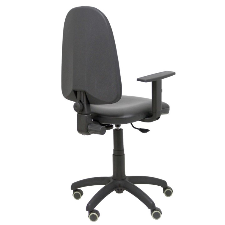 Silla Aýna similpiel negro con brazos regulables y ruedas parqué