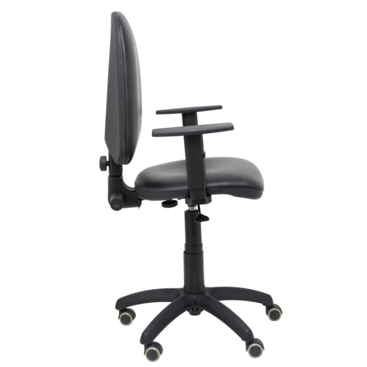 Silla Aýna similpiel negro con brazos regulables y ruedas parqué