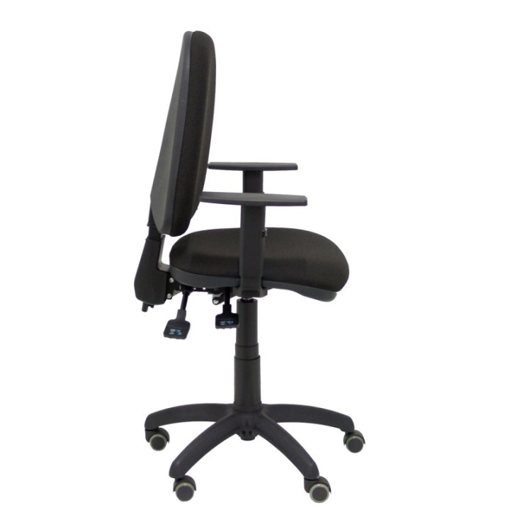 Silla Aýna S bali negro con brazos regulables y ruedas de parqué