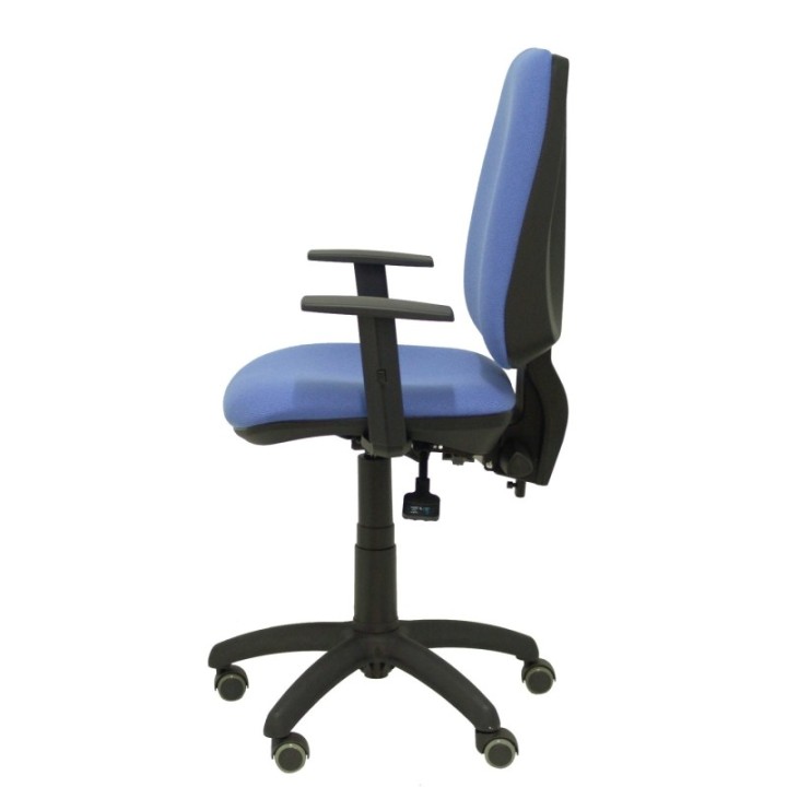 Silla Elche S bali azul claro brazos regulables ruedas de parqué