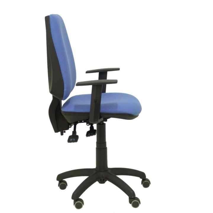 Silla Elche S bali azul claro brazos regulables ruedas de parqué