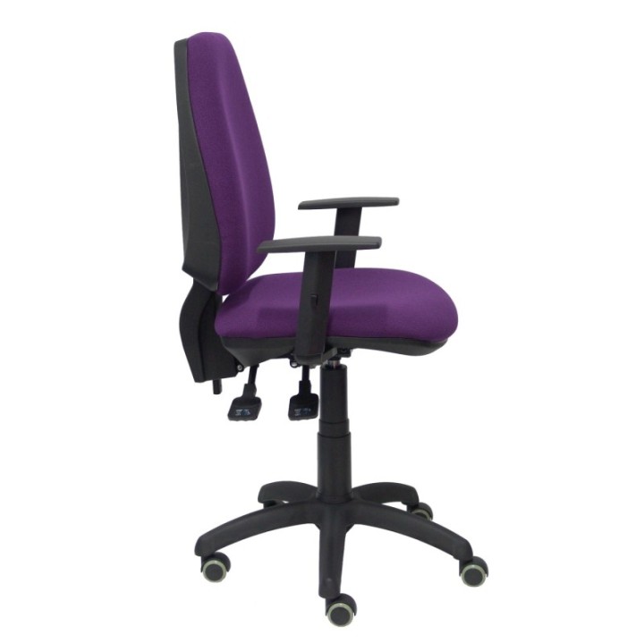 Silla Elche S bali morado brazos regulables ruedas de parqué