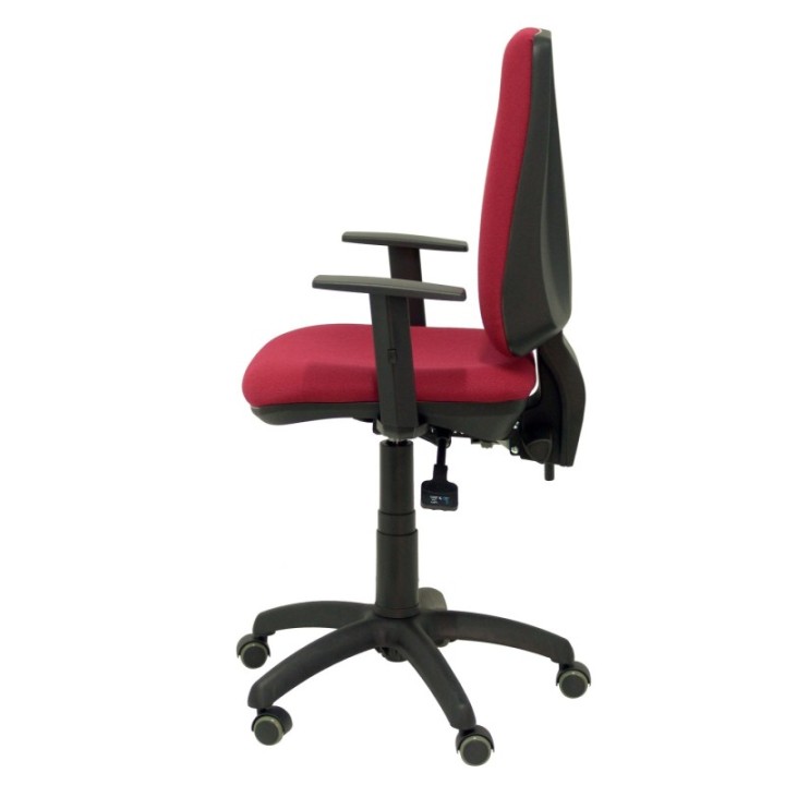 Silla Elche S bali granate brazos regulables ruedas de parqué