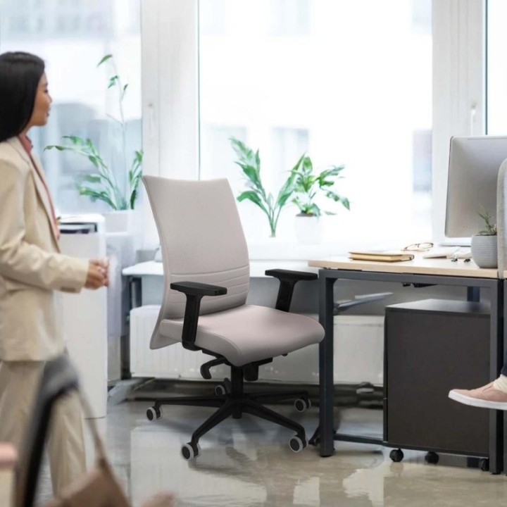 Albacete confidente sincro similpiel marrón oscuro brazos 2D base nailon ruedas 65mm engomadas